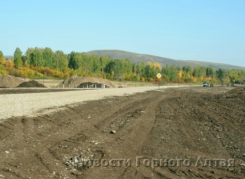 &quot;Сибмост&quot; начал капитальную реконструкцию участка Чуйского
тракта в районе аэропорта Горно-Алтайска.