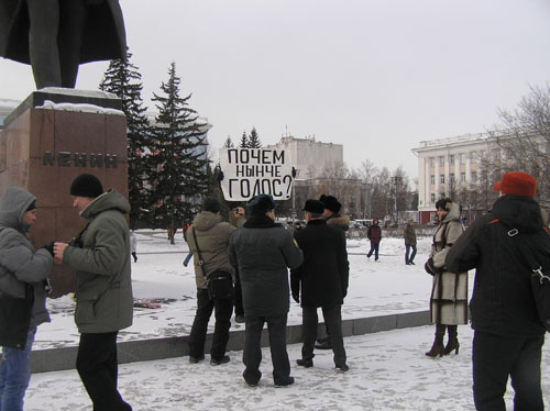 В Барнауле свезённых автобусами на митинг &quot;Спасибо за победу!&quot;
бюджетников и студентов единороссы призвали голосовать за Путина
и против &quot;клики&quot; оппозиционных сил, спонсируемых из-за рубежа. Фоторепортаж.