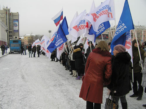 В Барнауле свезённых автобусами на митинг &quot;Спасибо за победу!&quot;
бюджетников и студентов единороссы призвали голосовать за Путина
и против &quot;клики&quot; оппозиционных сил, спонсируемых из-за рубежа. Фоторепортаж.