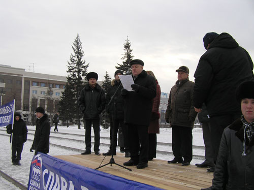 В Барнауле свезённых автобусами на митинг &quot;Спасибо за победу!&quot;
бюджетников и студентов единороссы призвали голосовать за Путина
и против &quot;клики&quot; оппозиционных сил, спонсируемых из-за рубежа. Фоторепортаж.