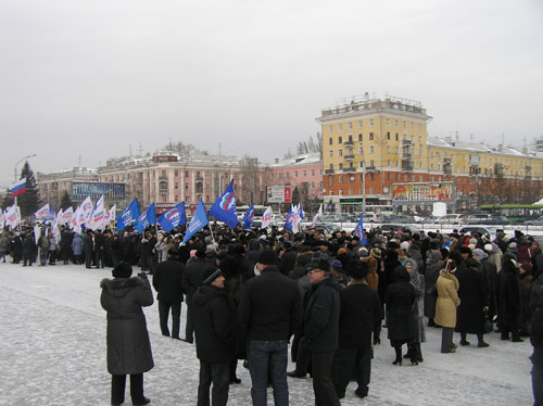 В Барнауле свезённых автобусами на митинг &quot;Спасибо за победу!&quot;
бюджетников и студентов единороссы призвали голосовать за Путина
и против &quot;клики&quot; оппозиционных сил, спонсируемых из-за рубежа. Фоторепортаж.