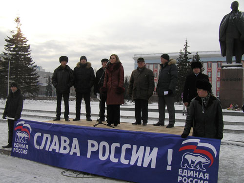 В Барнауле свезённых автобусами на митинг &quot;Спасибо за победу!&quot;
бюджетников и студентов единороссы призвали голосовать за Путина
и против &quot;клики&quot; оппозиционных сил, спонсируемых из-за рубежа. Фоторепортаж.