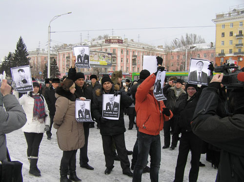 В Барнауле свезённых автобусами на митинг &quot;Спасибо за победу!&quot;
бюджетников и студентов единороссы призвали голосовать за Путина
и против &quot;клики&quot; оппозиционных сил, спонсируемых из-за рубежа. Фоторепортаж.