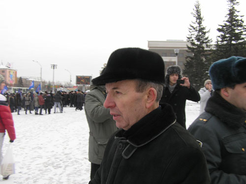 В Барнауле свезённых автобусами на митинг &quot;Спасибо за победу!&quot;
бюджетников и студентов единороссы призвали голосовать за Путина
и против &quot;клики&quot; оппозиционных сил, спонсируемых из-за рубежа. Фоторепортаж.