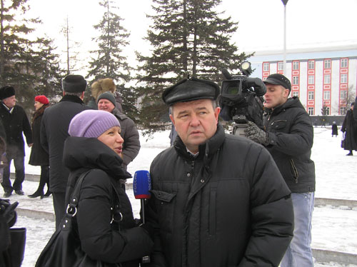 В Барнауле свезённых автобусами на митинг &quot;Спасибо за победу!&quot;
бюджетников и студентов единороссы призвали голосовать за Путина
и против &quot;клики&quot; оппозиционных сил, спонсируемых из-за рубежа. Фоторепортаж.