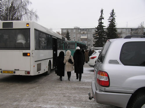 В Барнауле свезённых автобусами на митинг &quot;Спасибо за победу!&quot;
бюджетников и студентов единороссы призвали голосовать за Путина
и против &quot;клики&quot; оппозиционных сил, спонсируемых из-за рубежа. Фоторепортаж.