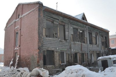 Стройка рядом с бывшим домом купца Кузнецова в Бийске
практически разрушила исторический памятник.