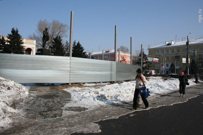Ленин за забором: в Барнауле началась реставрация здания
государственного художественного музея Алтая.