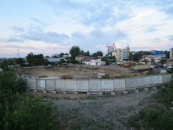 В районе Нового рынка в Барнауле началась подготовка к строительству ТРЦ &quot;Пионер&quot;.