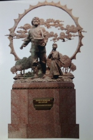 Установка памятника  &quot;Его Величеству Крестьянину&quot; началась на площади Октября в Барнауле.