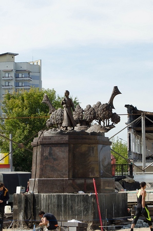 Установка памятника  &quot;Его Величеству Крестьянину&quot; началась на площади Октября в Барнауле.
