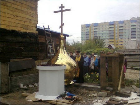 Золотой купол и крест воздвигнуты в Барнауле над храмом РПЦ заграницей. Фото.