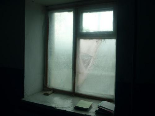 В Горном Алтае дети замерзали в детсаду, в то время как их воспитатель отапливал за счет него свой дом. Фото.