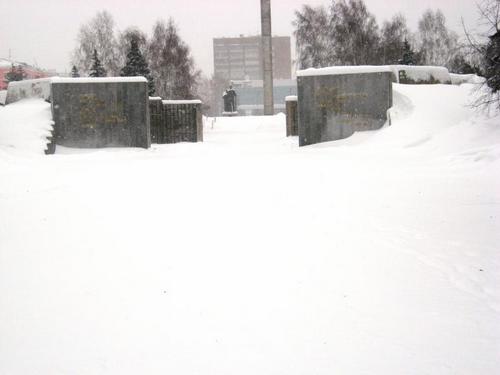Мемориал Славы в Барнауле погребен под снегом. Фото.