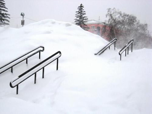 Мемориал Славы в Барнауле погребен под снегом. Фото.