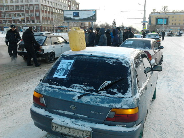 В Барнауле состоялась несанкционированная акция автовладельцев &quot;Против цен на бензин&quot;, почти половине участников выписаны штрафы. Фото и видео.
