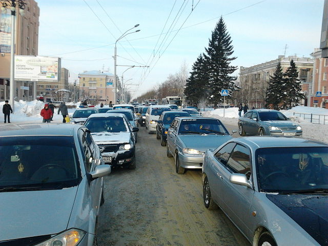 В Барнауле состоялась несанкционированная акция автовладельцев &quot;Против цен на бензин&quot;, почти половине участников выписаны штрафы. Фото и видео.