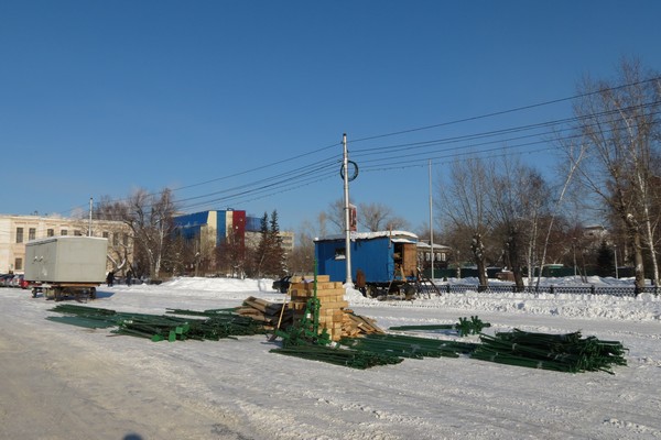 На площади Свободы в Барнауле началось возведение главной новогодней елки города. Фото.