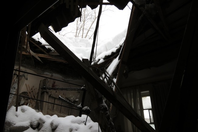 У жилого дома в Барнауле провалилась крыша