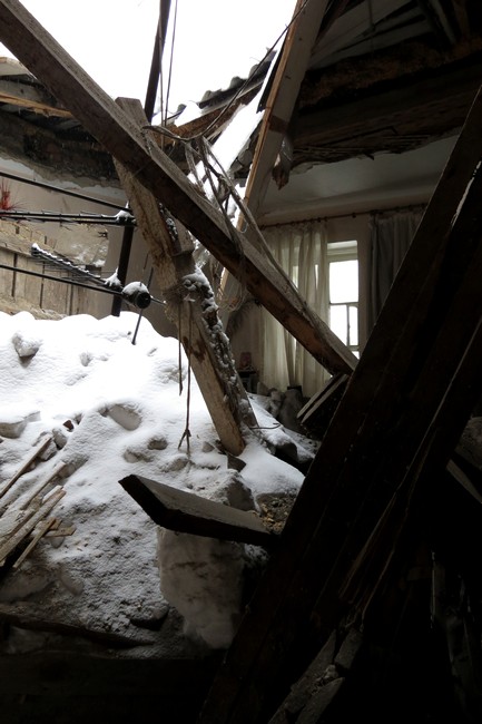 У жилого дома в Барнауле провалилась крыша