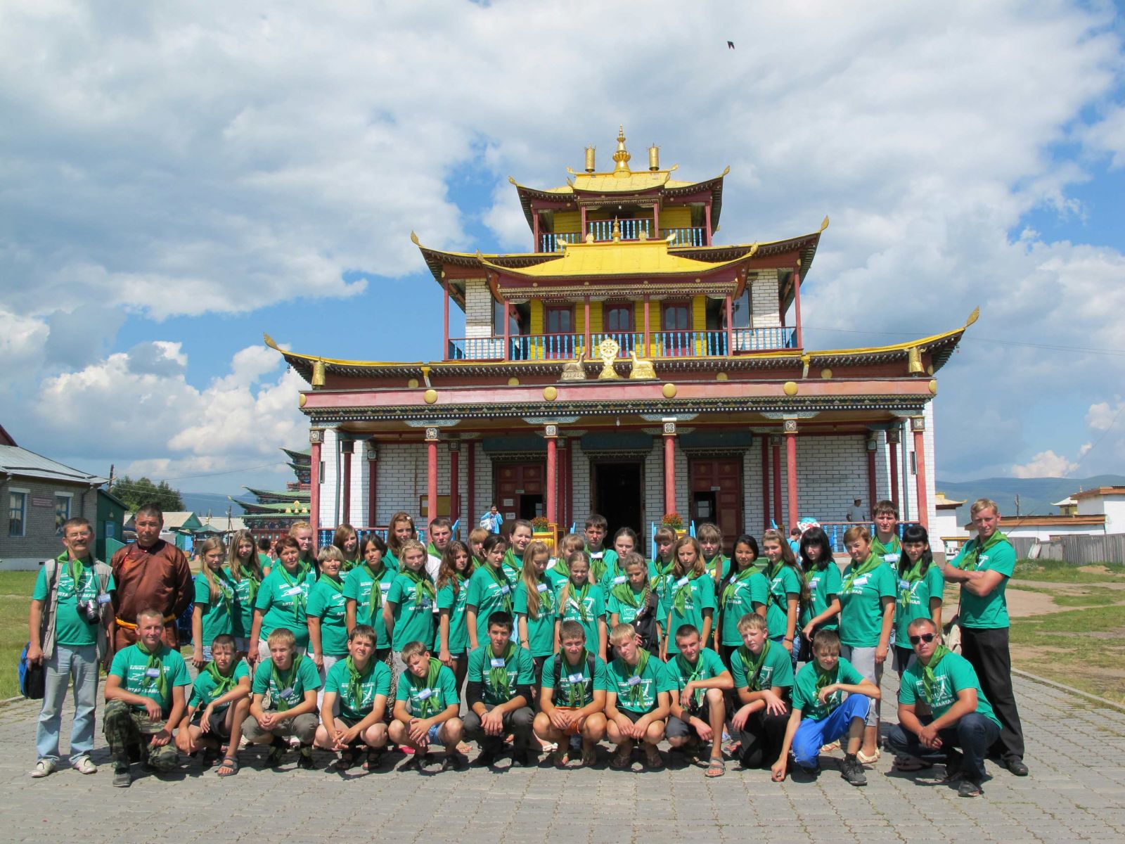 Участники 15-й детской экологической экспедиции на фоне Иволгинского дацана в Бурятии