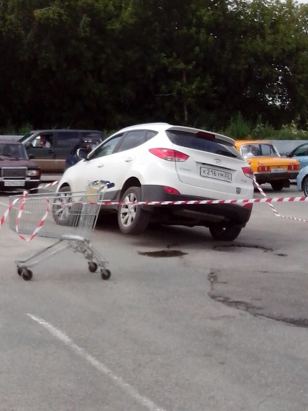 Возле «Ленты» на Павловском тракте провалился автомобиль