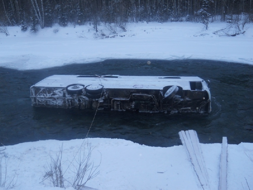 Более 20 пассажиров автобуса оказались в холодной реке после ДТП в Республике Алтай - один погиб