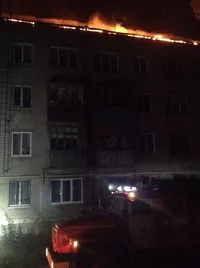 В Барнауле открытым огнем горела крыша многоэтажки: есть погибшие