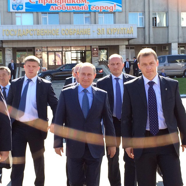 «Хорошая погода у вас тут»: Владимир Путин вышел к жителям Горно-Алтайска перед совещанием с губернаторами