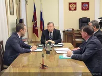 Дмитрий Потылицын (слева) на встрече с Александром Карлиным и руководителями сельскохозяйственного блока краевой администрации