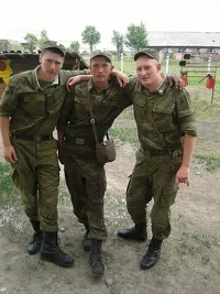 Иван Корольков (в центре) с сослуживцами