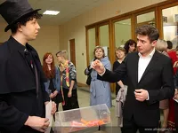 Иван Стебунов (справа) с труппой Молодежного театра Алтая