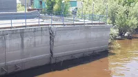 Набережная Барнаулки «уплывает» в реку вместе со свежим асфальтом