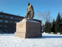 «Вандалы-веганы» осквернили памятник Чорос-Гуркину в Горно-Алтайске накануне его дня рождения