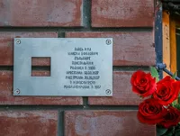 Барнаульская полиция ищет вандалов, сорвавших табличку с именем жертвы сталинских репрессий