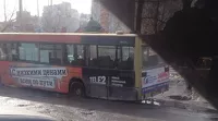 Докатились: маршрутный автобус провалился в дорожную яму в Барнауле
