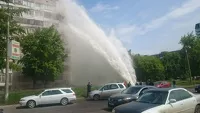 В Барнауле фонтан воды выбил окна в девятиэтажке
