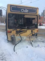 Пассажирский автобус лишился лобового стекла в аварии неподалеку от администрации Барнаула