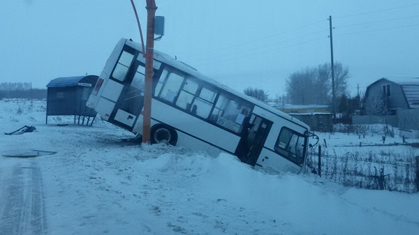 Маршрутный автобус снес остановку в барнаульском поселке