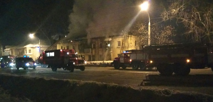 Барнаульские спасатели ночью эвакуировали людей из горевшей двухэтажки