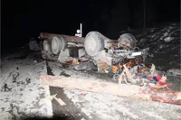 «КамАЗ-перевертыш» раздавил весом водителя после жесткой аварии в Республике Алтай
