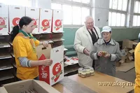 Волонтеры фасуют продукты под жестким контролем властей