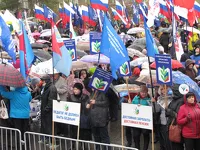 Лозунги с митинга профсоюзов, в котором приняли участие активисты «Единой России»