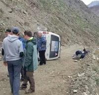 Микроавтобус с туристами перевернулся в горах Алтая