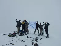 Наиболее опытные альпинисты с флагом