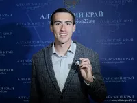Легкоатлет с «фирменным» значком Алтайского края