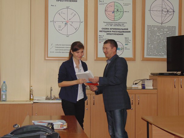 Виталий Замураев награждает призера студенческой олимпиады по праву