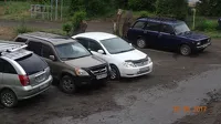 Автомобили «зашли» на газон
