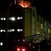 Языки пламени и пожарный автомобиль у ТЦ «Мария-Ра»