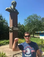 Зоран Шкиряк у памятника Степану Бандере, снимок от 1 августа